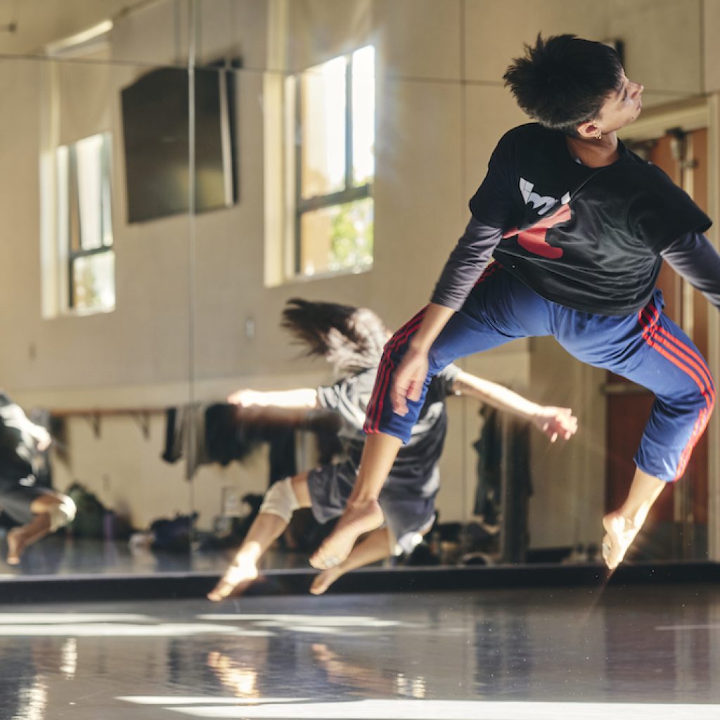 Limón Dance Company dancers Lauren Twomley and Mariah Gravelin. Photo by Kelly Puleio.